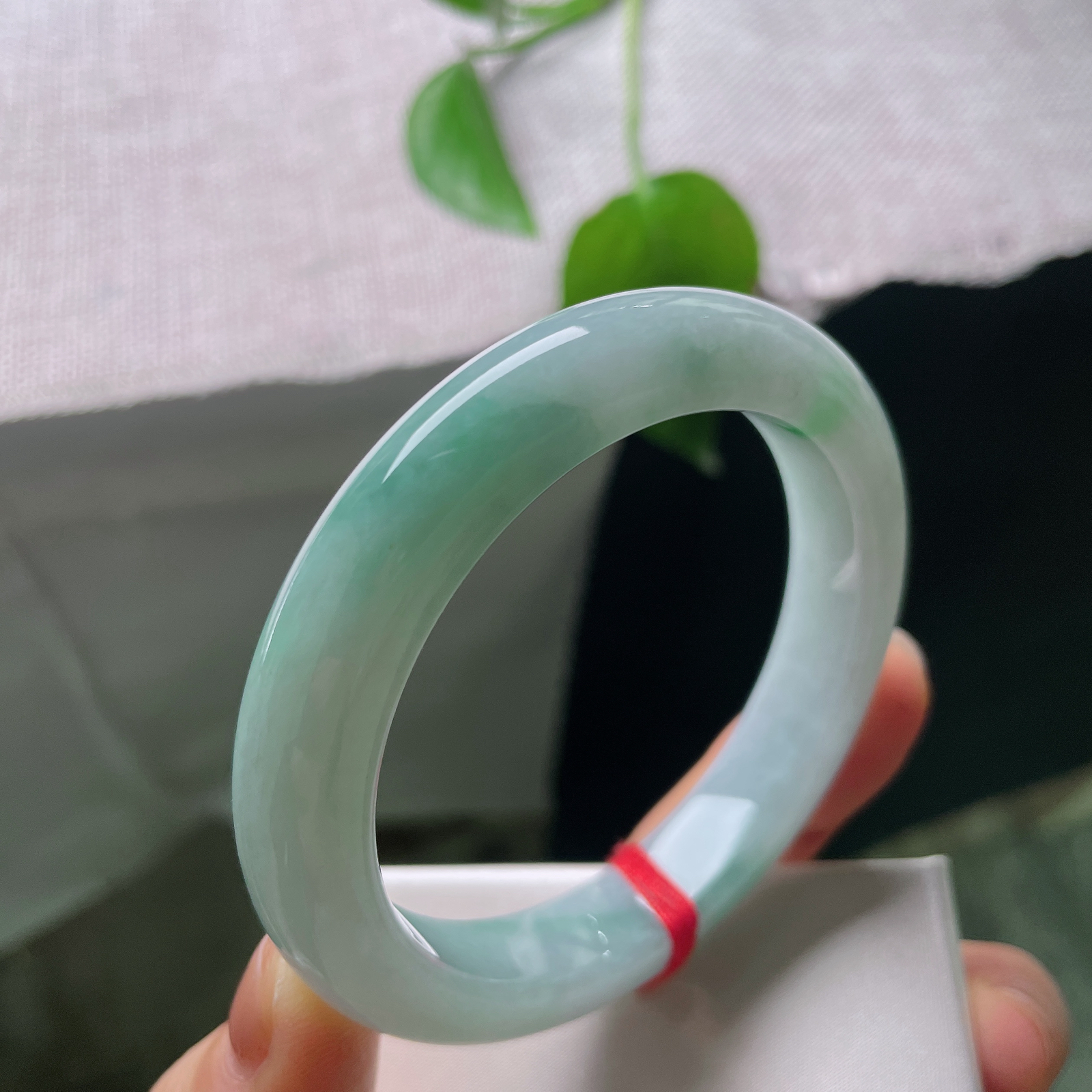 特惠活动#55.7/11.4/8.8，绿底正圈，一点皮纹，几抹翠色悠然晕染，似烟雨江南，远山含翠，一缕青绿漫过玉环，诗意藏于腕间。ss56711a