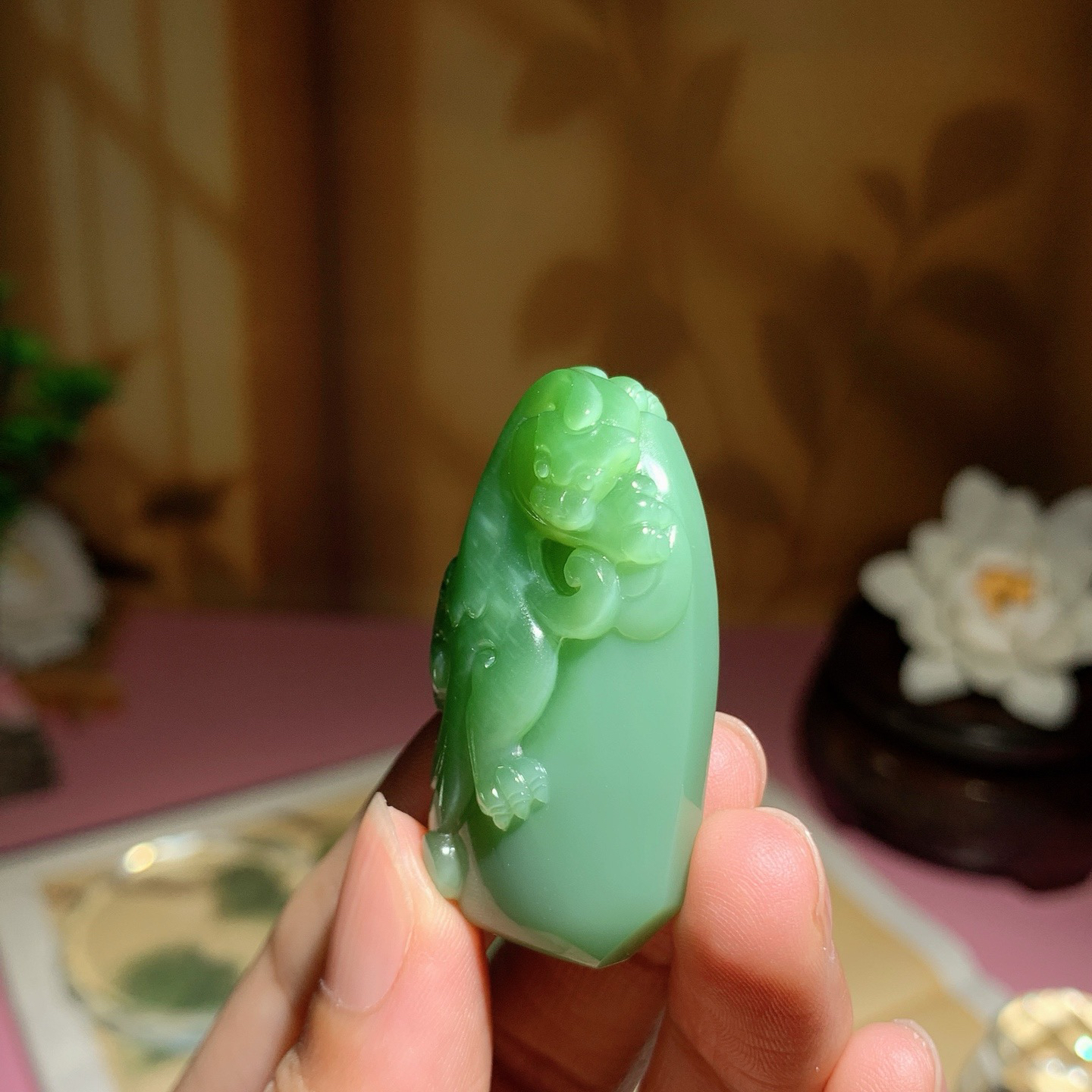 和田玉俄罗斯碧玉阳绿府上有龙挂件！尺寸42/22/12重20克 玉质细腻油润 底色纯净 脂粉好，品质