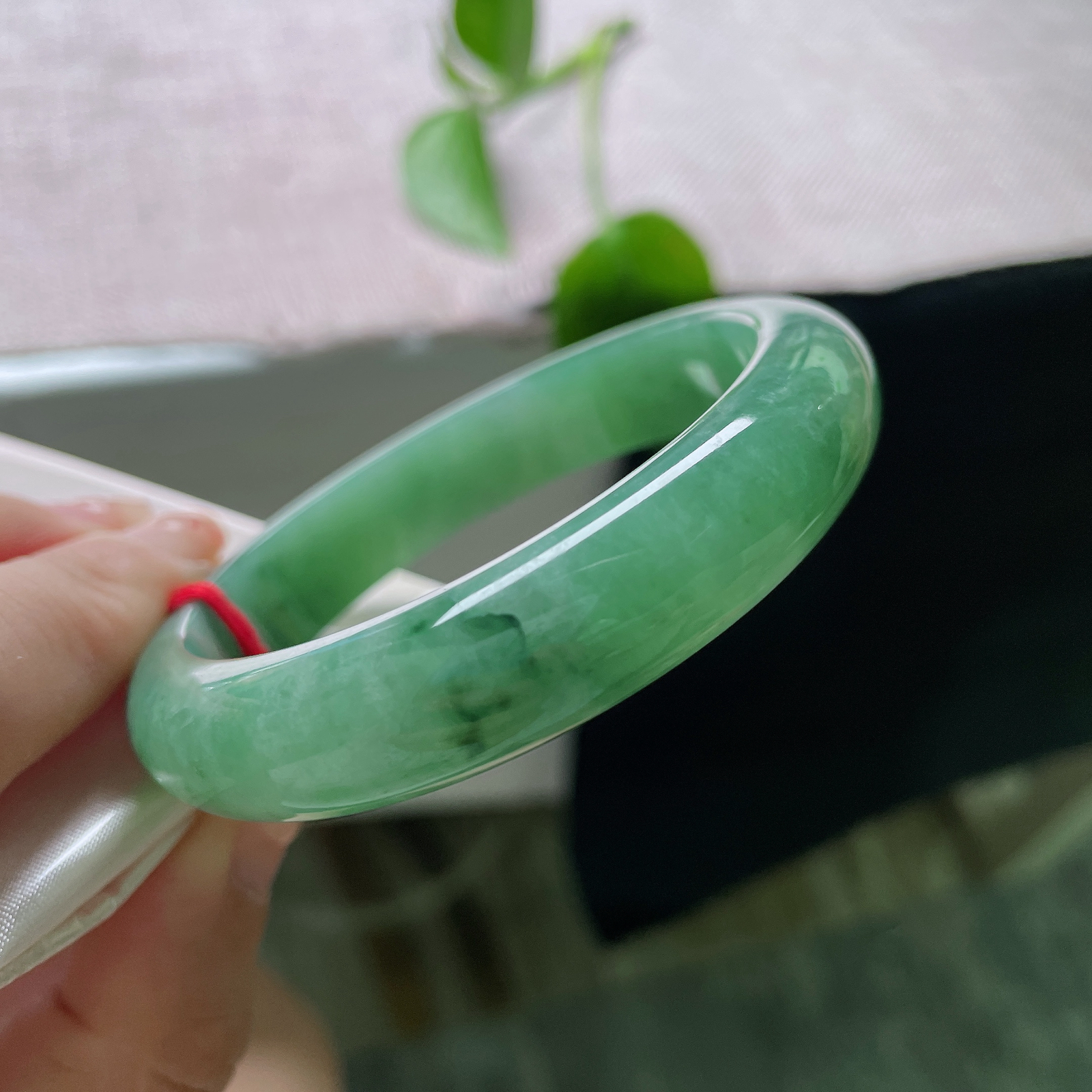 特惠活动#56/12.6/7.9，绿底正圈，一点皮纹，水润度饱满丰盈，镯体莹亮起柔和水光。ss56364a