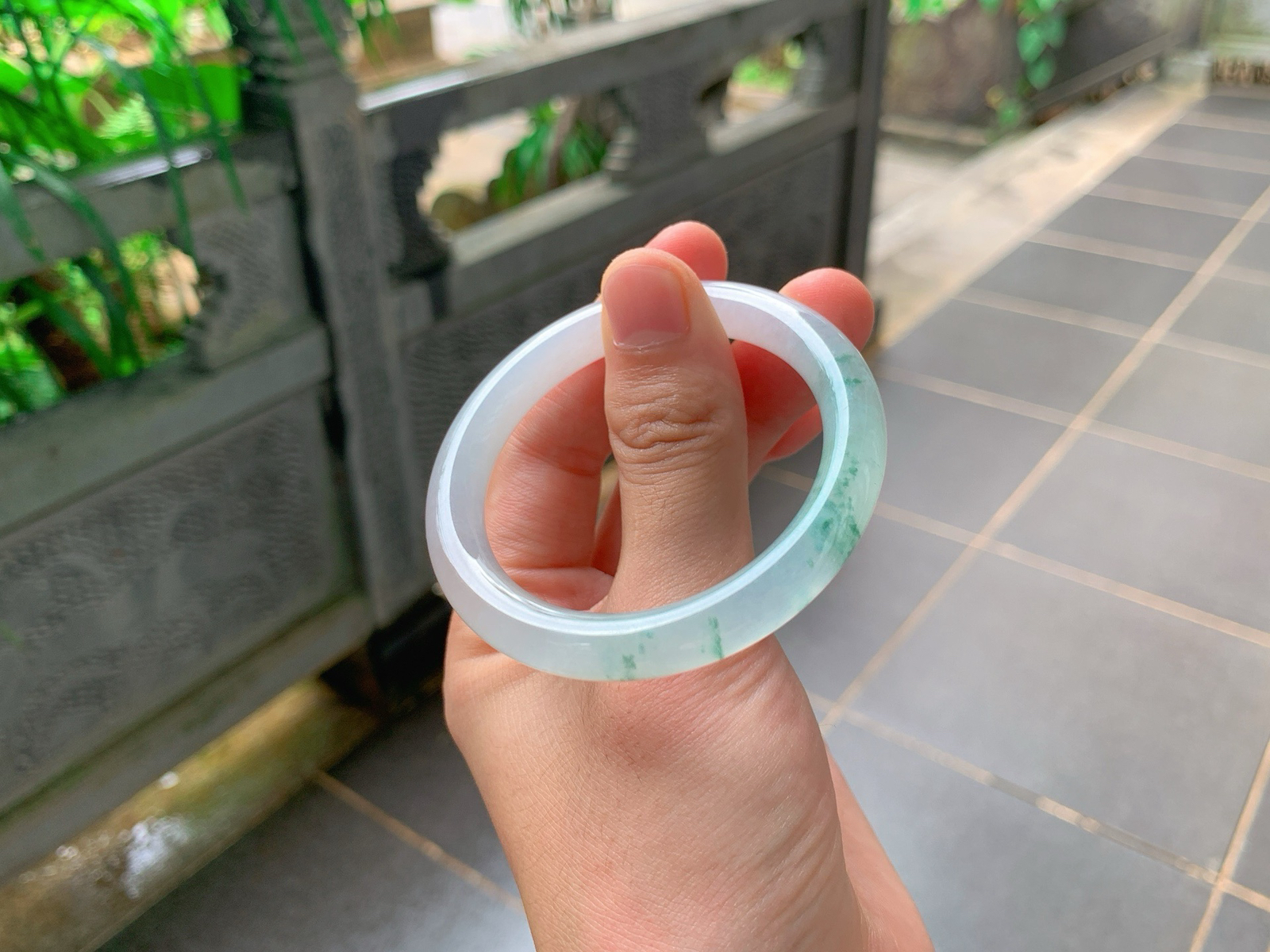 🪻｜52圈口
条粗：8.5
白冰飘花福镯
冰白清透底，丝丝绿花肆意飘散，如同山水墨画落在镯间