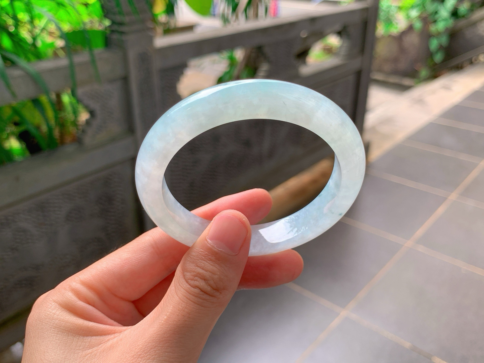 ｜57圈口
晴水平安镯
通透莹亮，柔光缓缓流淌，干净澄澈，素雅清冷，简约大方，