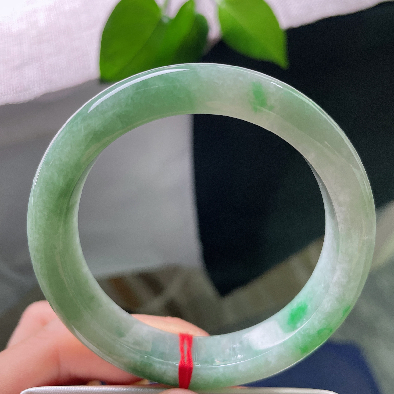 特惠活动#58.1/12.2/9.8，飘绿正圈，皮纹，2. 清玉浮绿，深浅绿意层次自然，上手温婉大气，裹挟着独属于山野绿意的温柔灵气。ss56769a