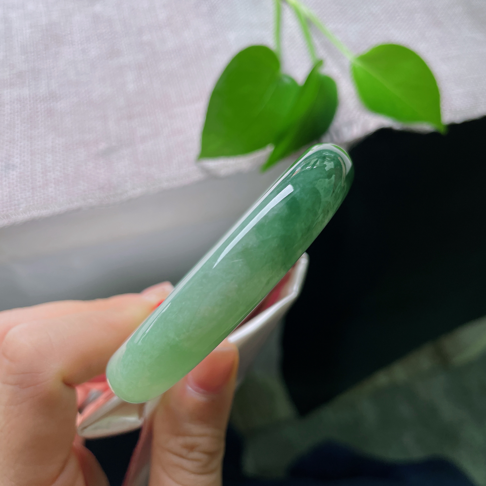 特惠活动#56.8/12.3/8.7，油青正圈，皮纹，一浅一深，层次分明，恰似晨光拂过山麓，由浅雾坠入深林，佩戴之后沉静雅致，自带低调高级的氛围感。ss56756a