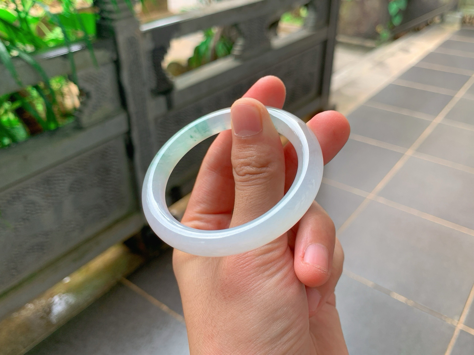 🪻｜52圈口
条粗：8.5
白冰飘花福镯
冰白清透底，丝丝绿花肆意飘散，如同山水墨画落在镯间