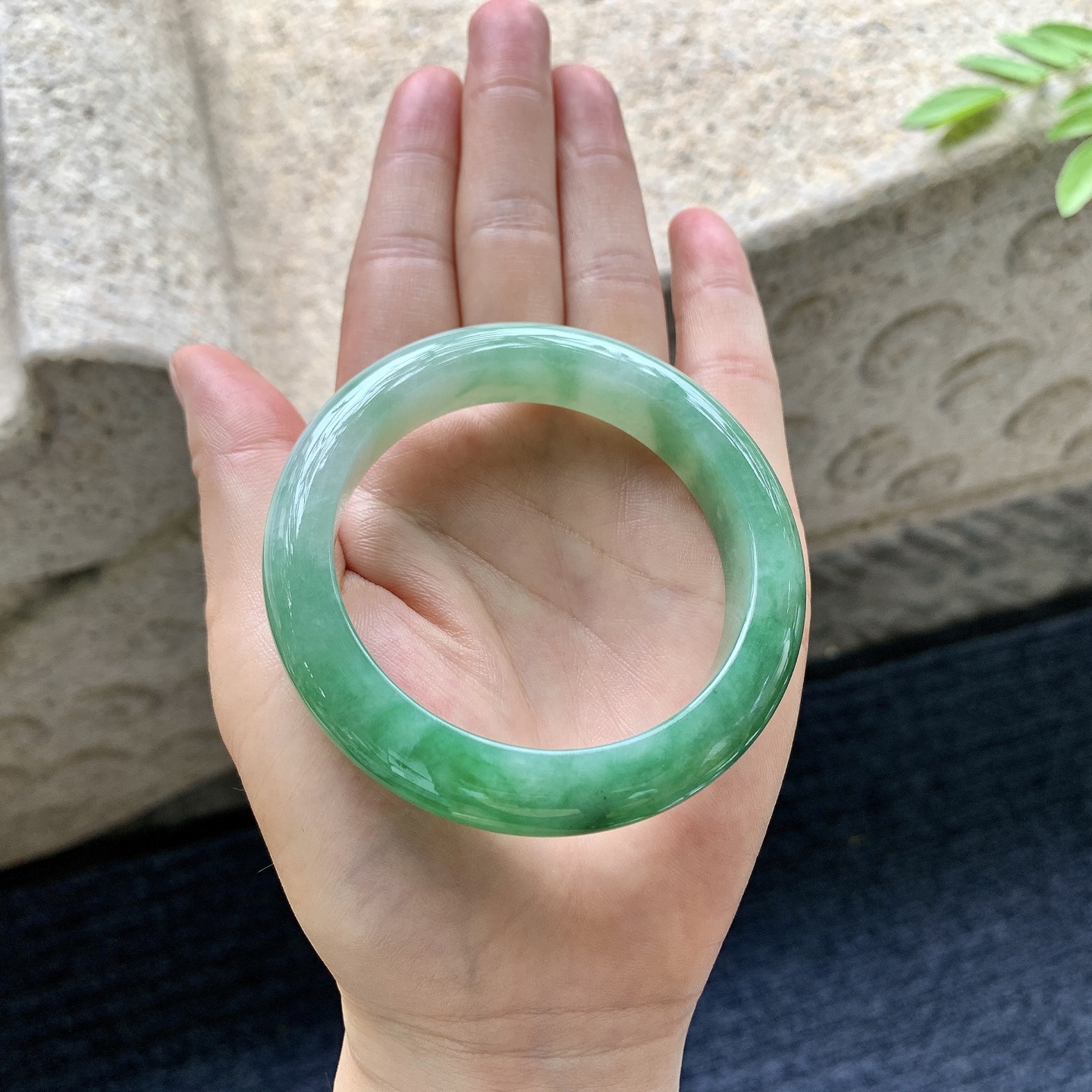 正圈52 53，圈口53.8/12/8.9，编码A1080430，描述辣绿，水润，种老，细腻，打灯有絮线