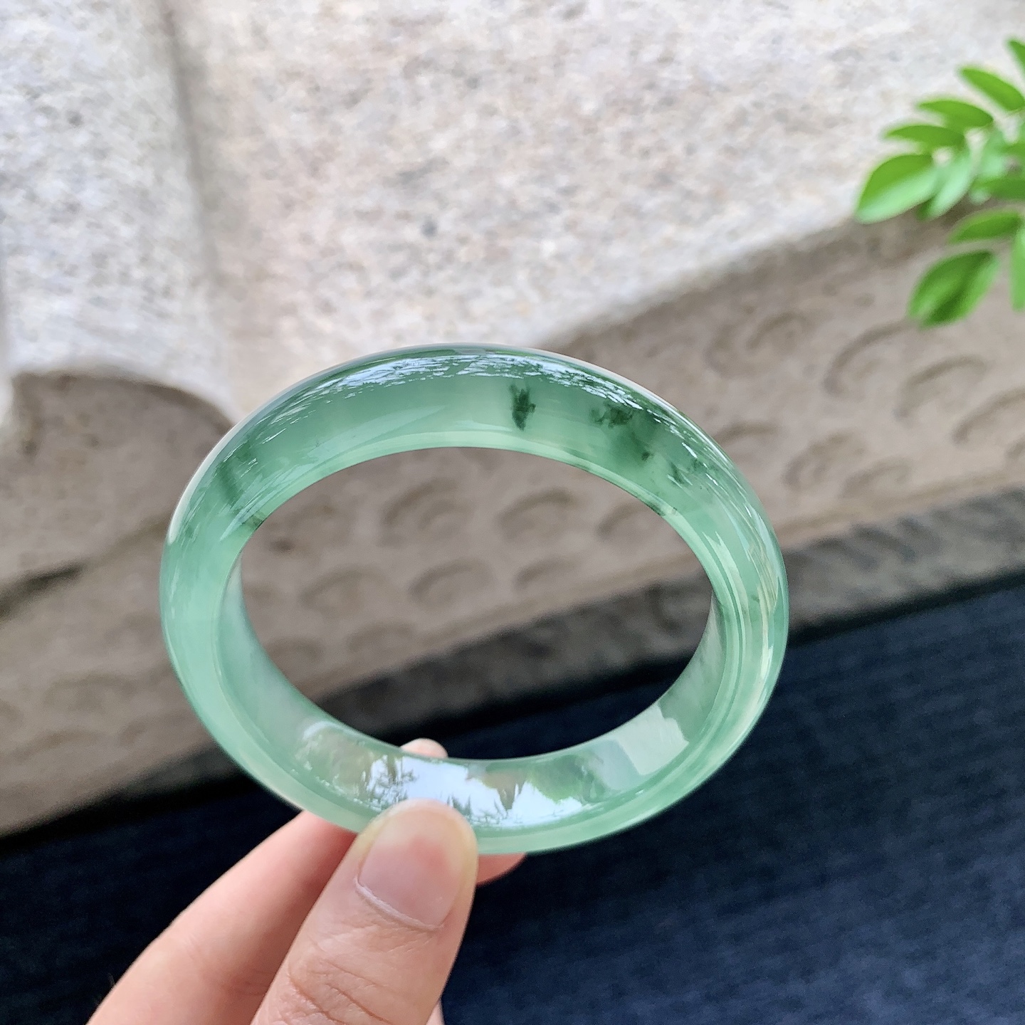 正圈56 57，圈口57.1/13.1/8.1，编码HW080519，冰油绿飘花，清透，水润，种老，细腻，无裂。