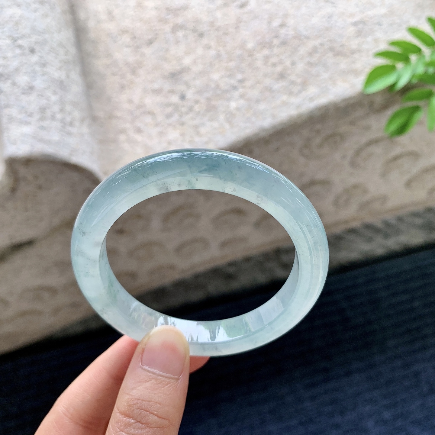 正圈52 53，圈口53.8/9.7/8.5，编码G7080536，描述：冰糯飘花，水润，种老，细腻，无裂。