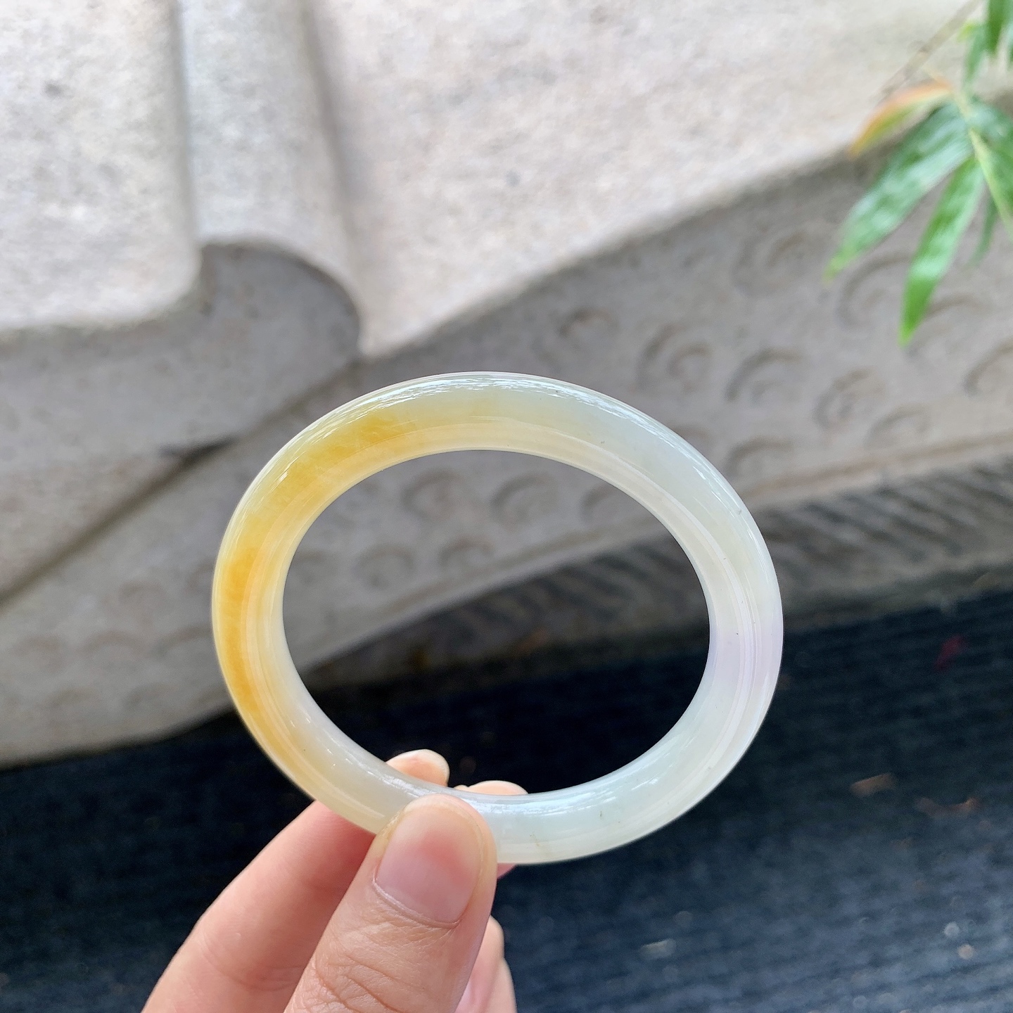 圆条51 52，圈口52.3/8.6/8.5，编码B2052073，描述黄翡，水润，种老，细腻，打灯有棉线