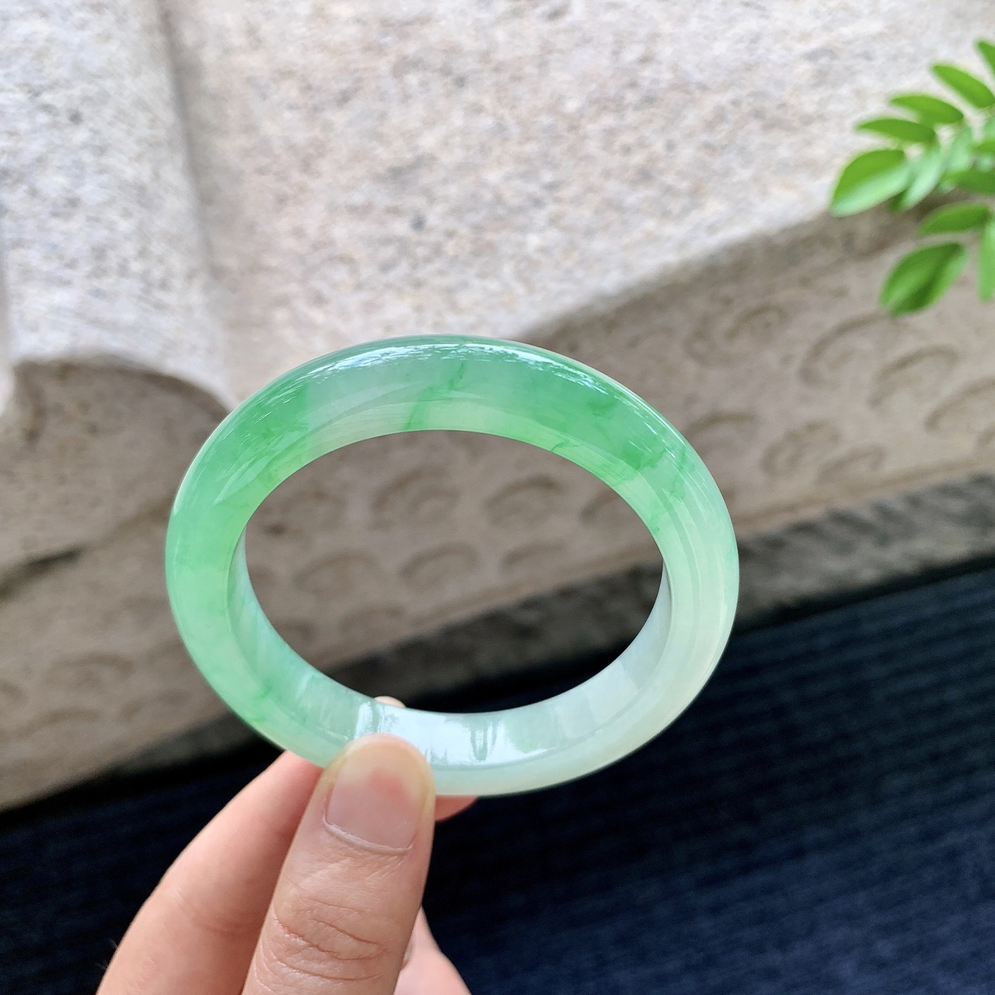 正圈53 54，圈口54.5/10.6/8.7，编码HT080527，冰糯阳绿，水润，种老，细腻，有纹线