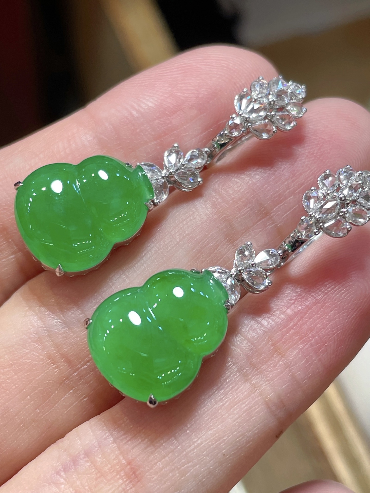 精品辣绿葫芦耳环，满色水头足，这款很时尚，18k真金真钻镶嵌，料子饱满细腻，种水，15.2-12.7-4.2