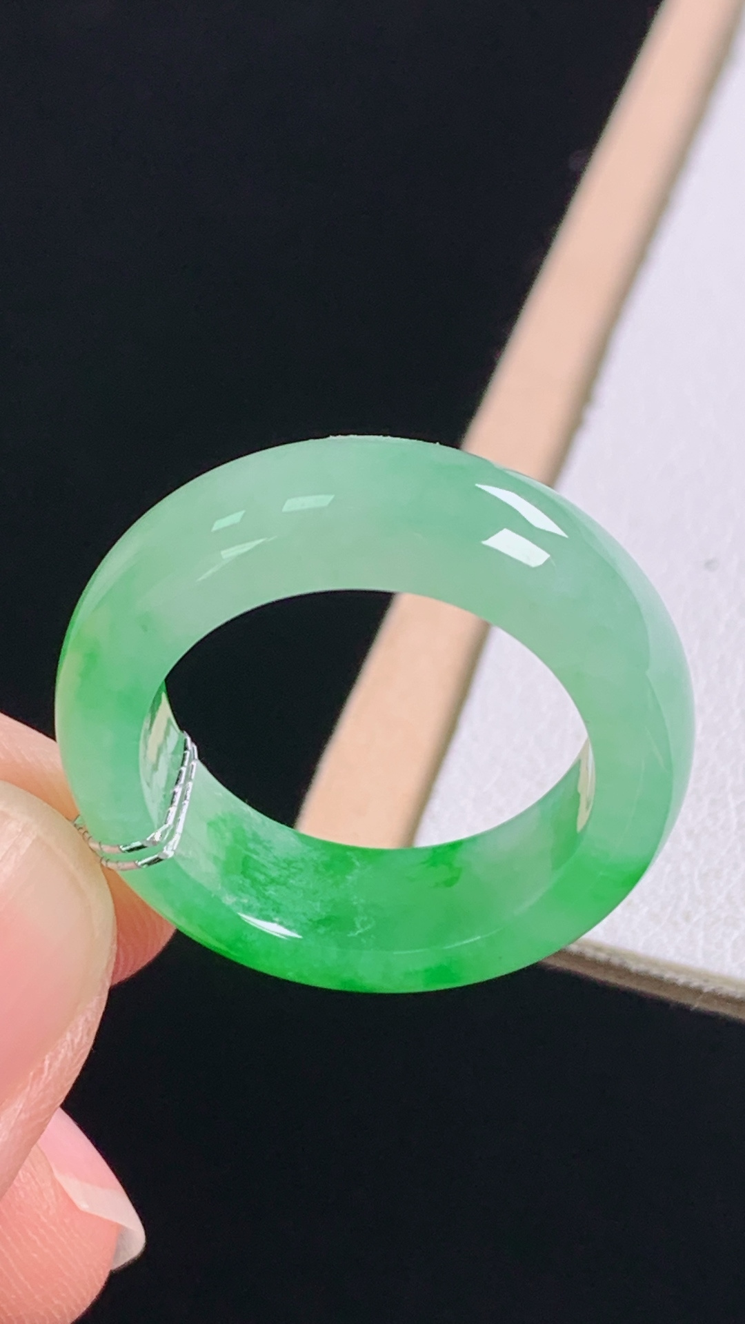 冰绿指环，色泽明艳，底子细腻，无裂，尺寸:圈口13/16.9-6.7-3.6mm