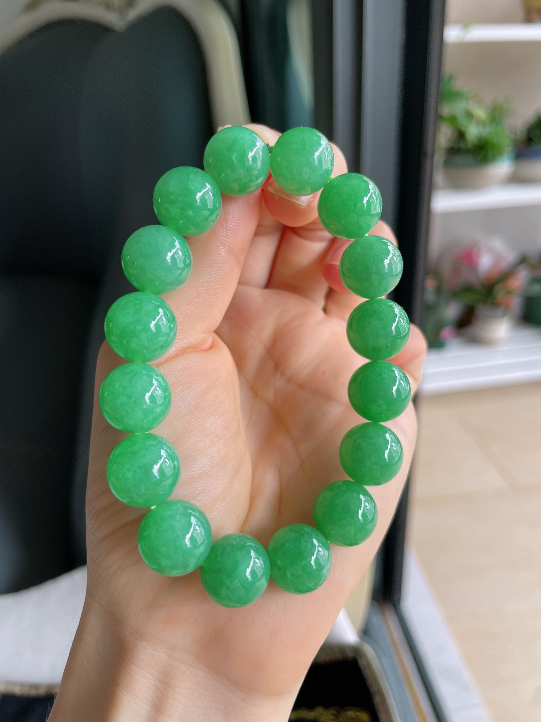 缅甸天然翡翠A货，冰满绿辣绿手串，尺寸：12.8mm。【编4346】