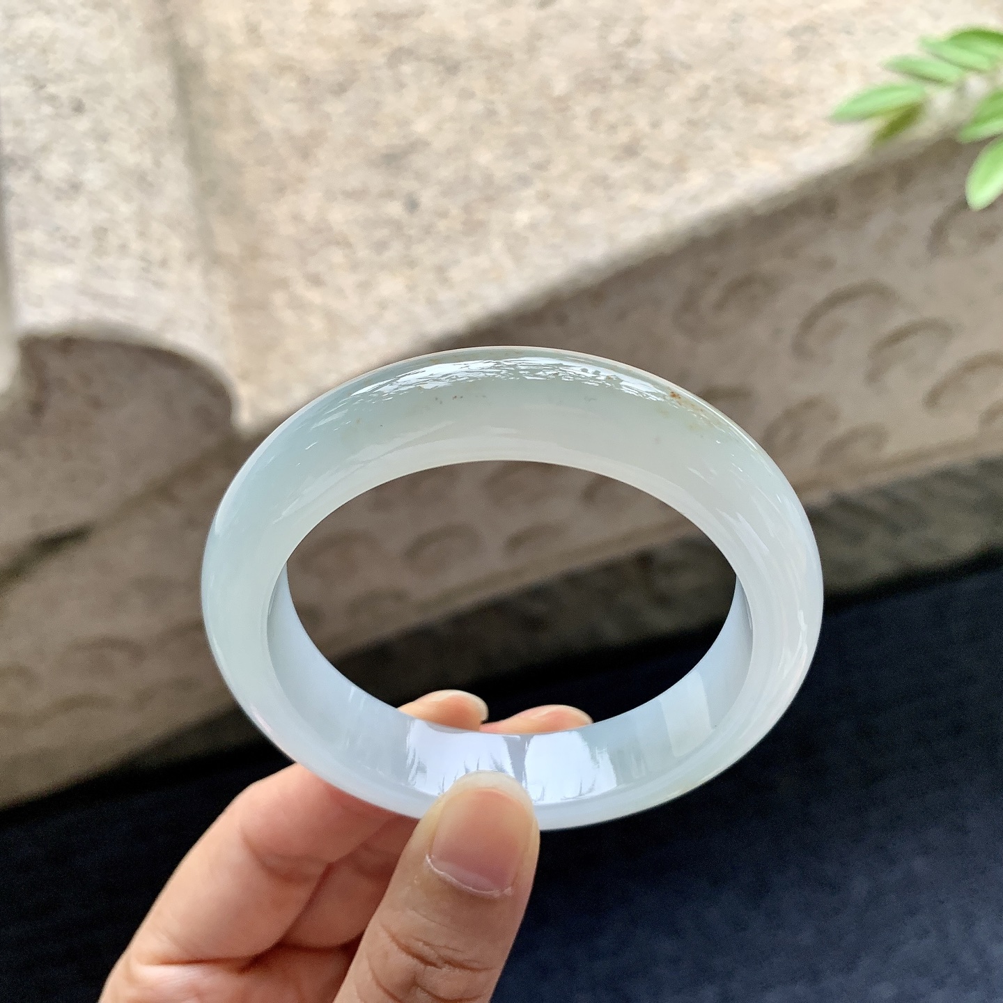 正圈52 53，圈口53.4/12.8/8.5，编码H9080412，冰糯飘黄翡，水润，种老，细腻，打灯有棉线