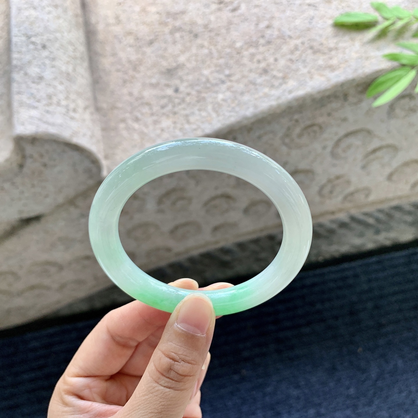 圆条52 53，圈口53.8/9/9，编码GL080572，描述飘阳绿，水润，种老，细腻，有棉线