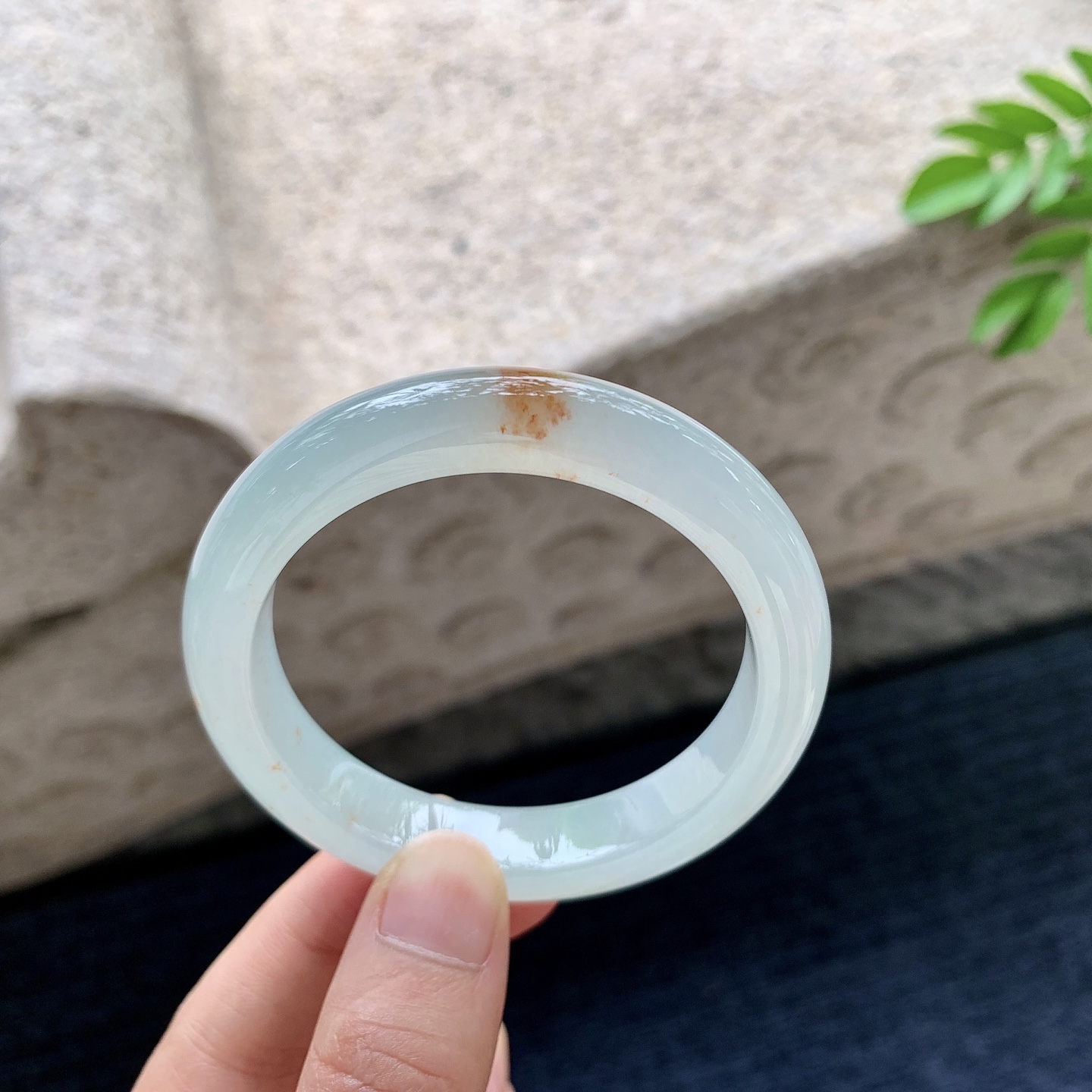 正圈50 51，圈口51.7/10.4/8.5，编码H9080504，描述糯冰飘黄翡，水润，种老，细腻，无裂。