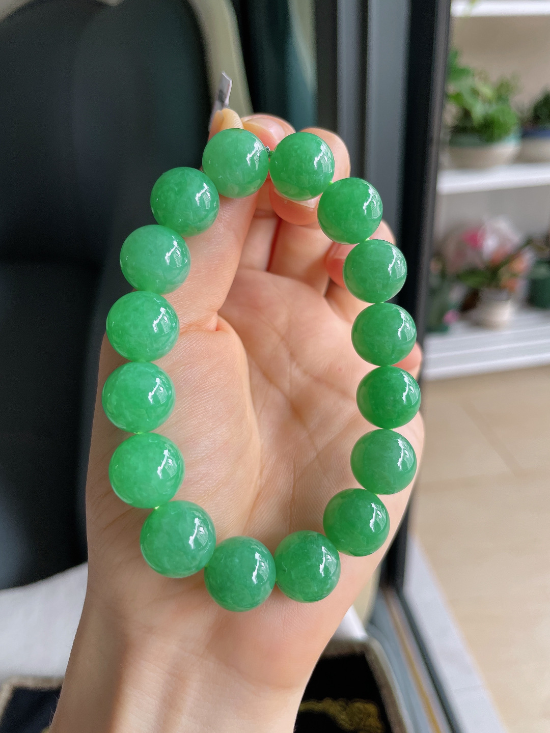 缅甸天然翡翠A货，冰满绿辣绿手串，尺寸：12.8mm。【编4346】