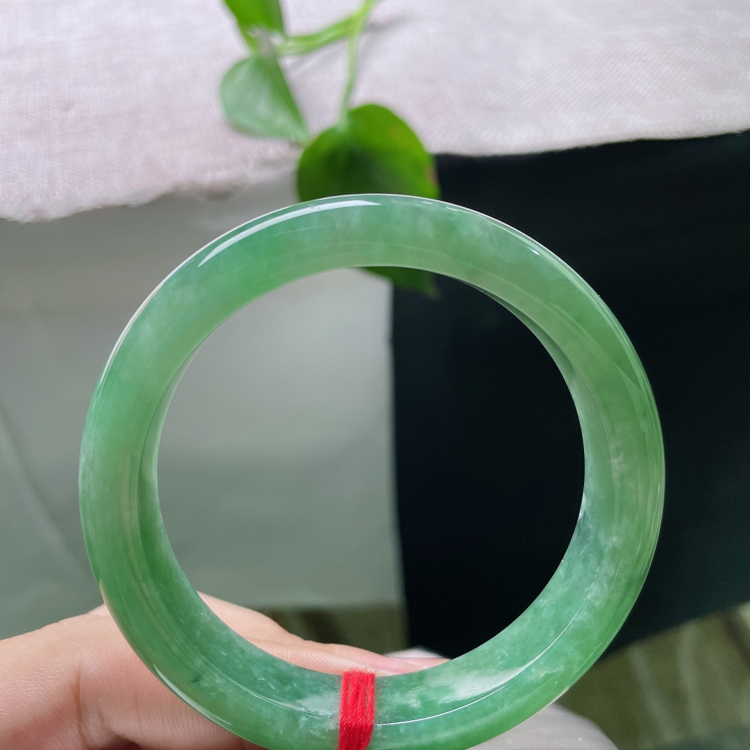 绿底正圈，晶体感，满圈湖水绿糯冰镯，翠色浓郁均匀铺满镯身。ss56356a