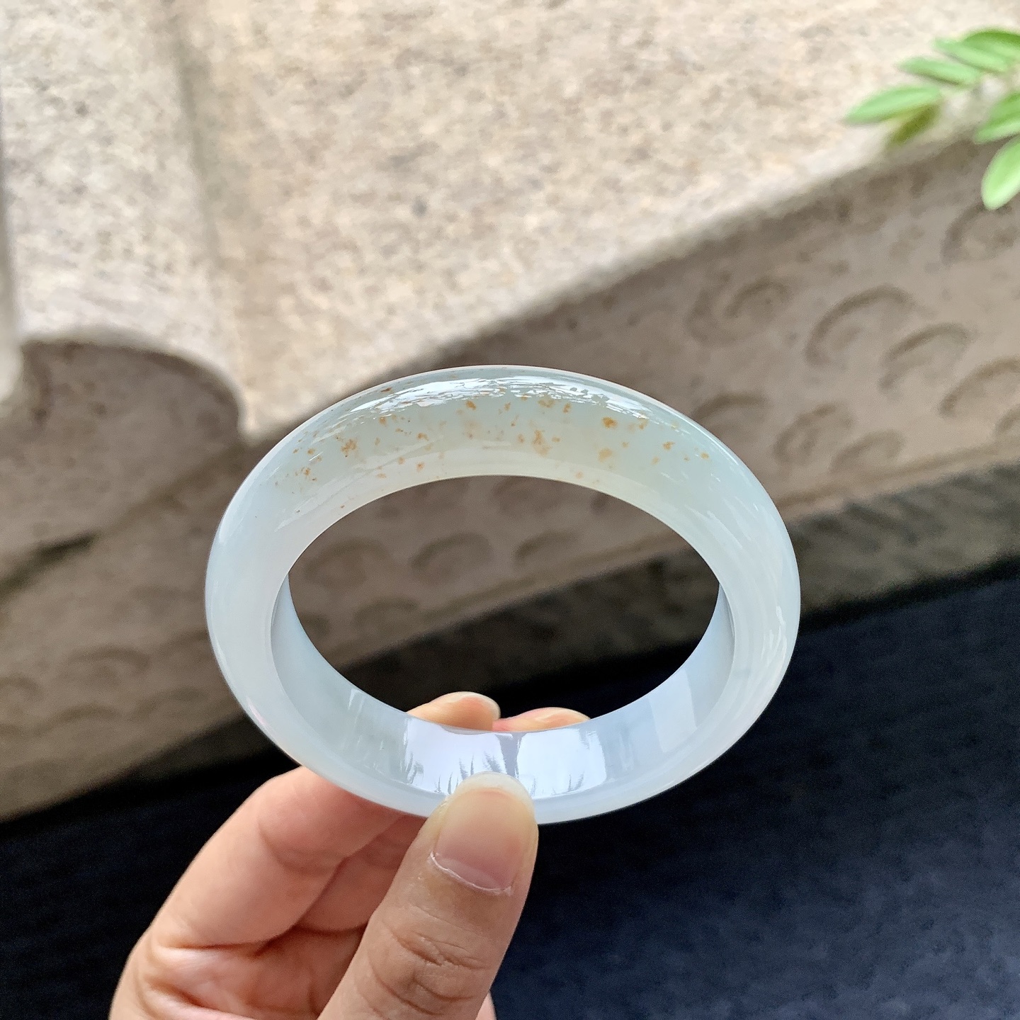 正圈52 53，圈口53.4/12.8/8.5，编码H9080412，冰糯飘黄翡，水润，种老，细腻，打灯有棉线