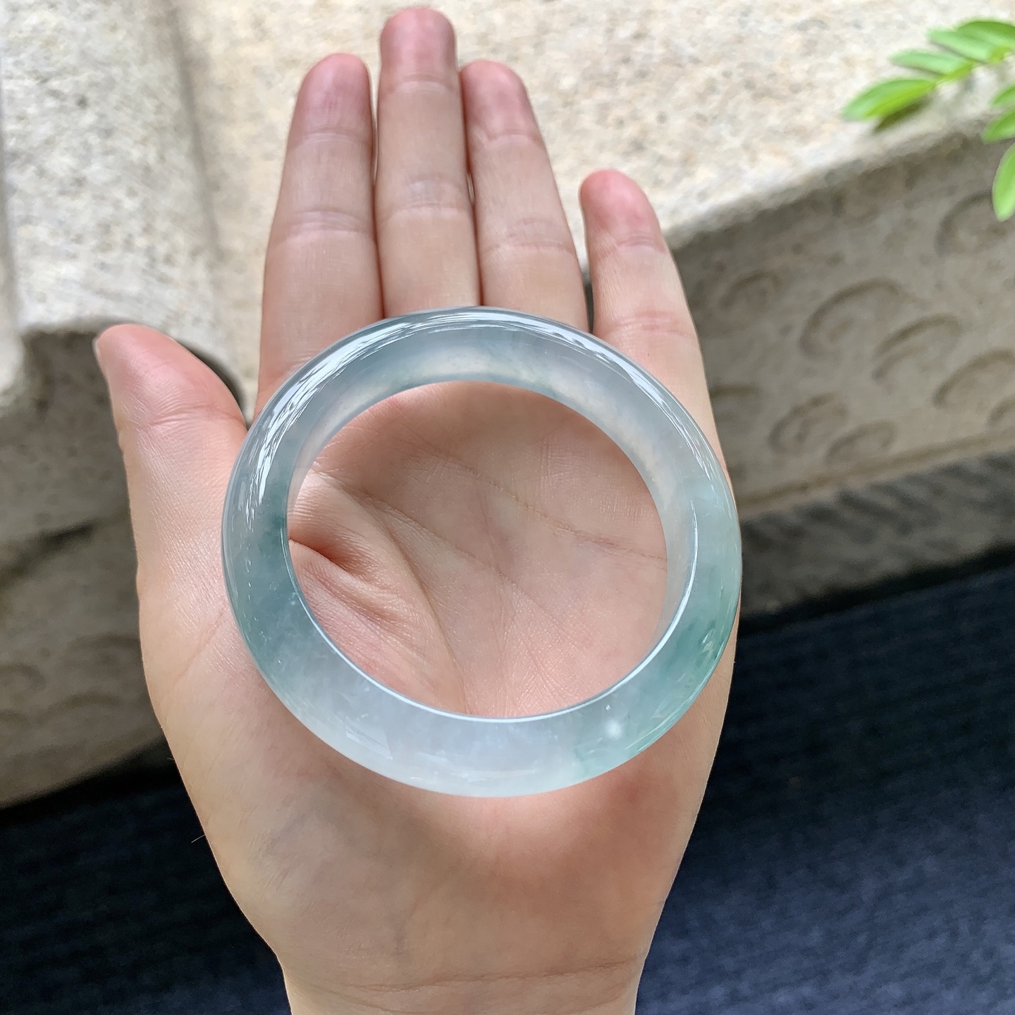 正圈50 51，圈口51.6/11.8/8.1，编码BA080404，冰糯飘绿，水润，种老，细腻，打灯有絮线