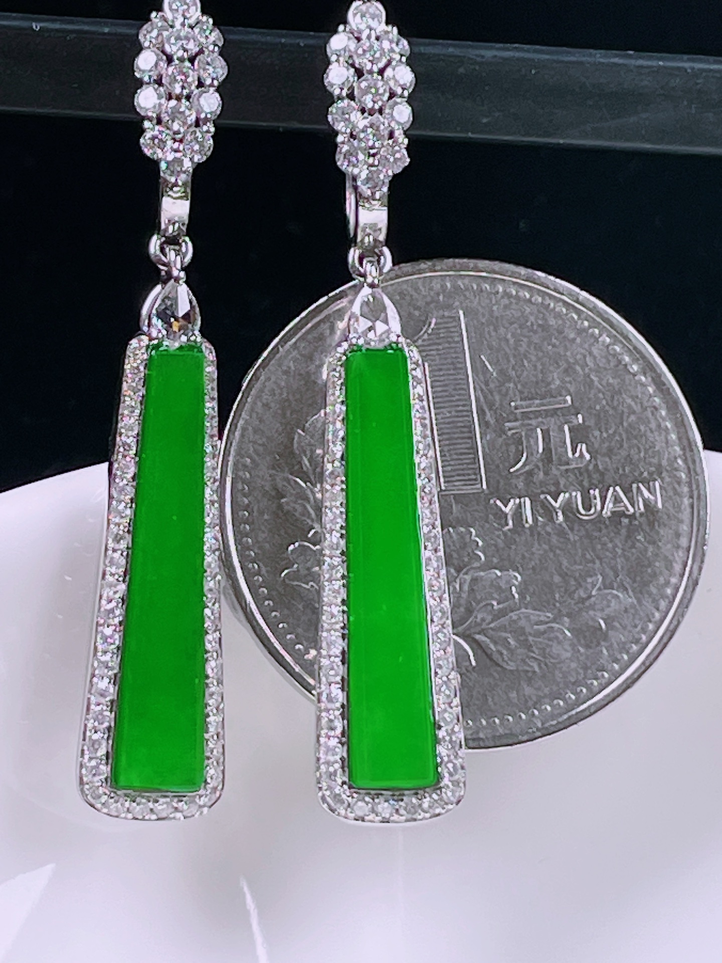 辣绿耳坠，老种起光，细底通透，尺寸：39.5/7.6/4.8裸石21.2/5.5/1.6mm0704