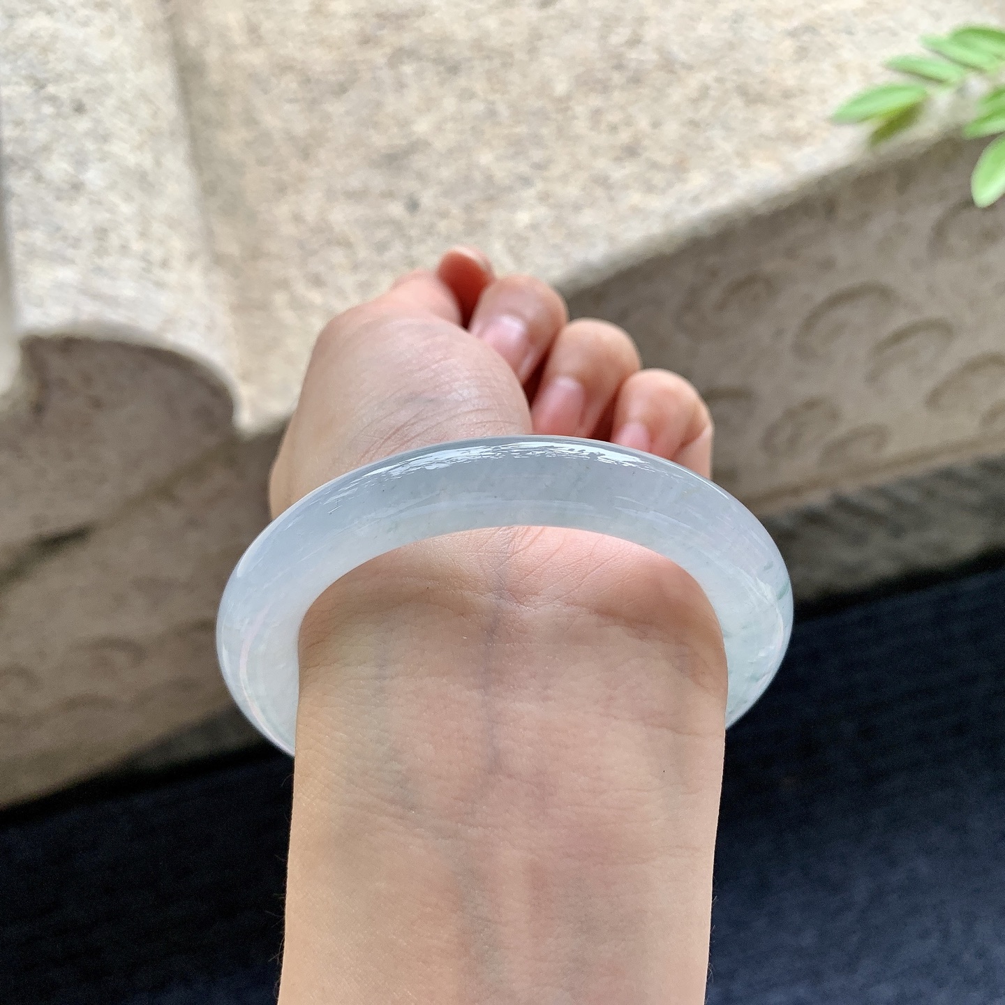 圆条53 54，圈口54/9.8/10，编码A1080431，描述：冰糯淡蓝飘花，水润，种老，细腻，打灯有纹线