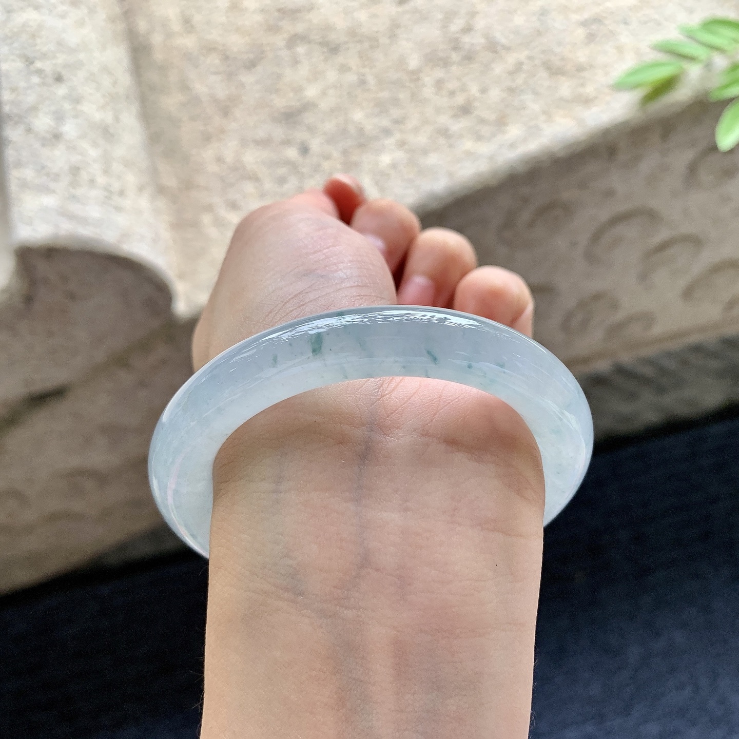圆条53 54，圈口54/9.8/10，编码A1080431，描述：冰糯淡蓝飘花，水润，种老，细腻，打灯有纹线