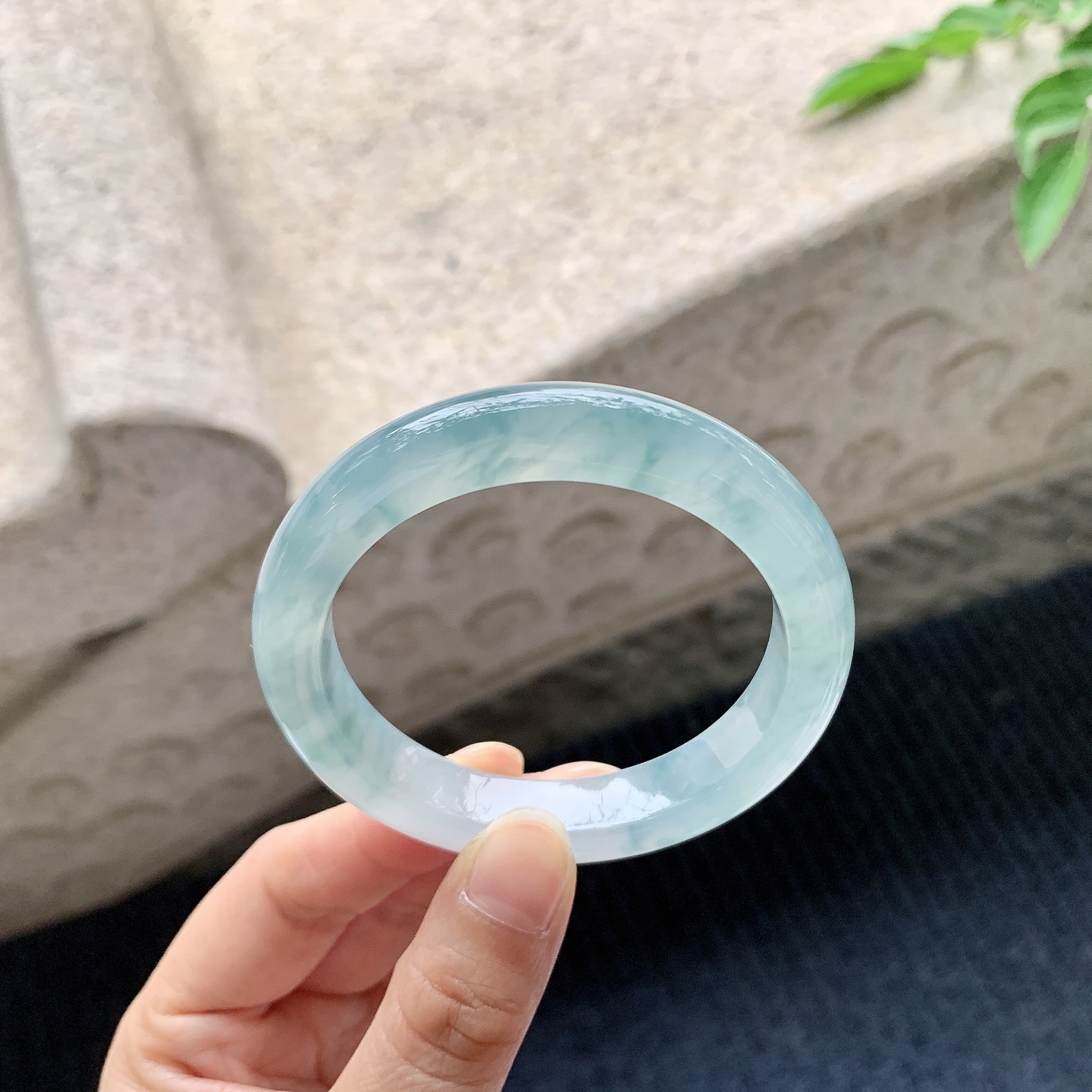正圈50 51，圈口51.8/10.3/8.3，编码B2071617，冰飘花，水润，种老，细腻，有纹线