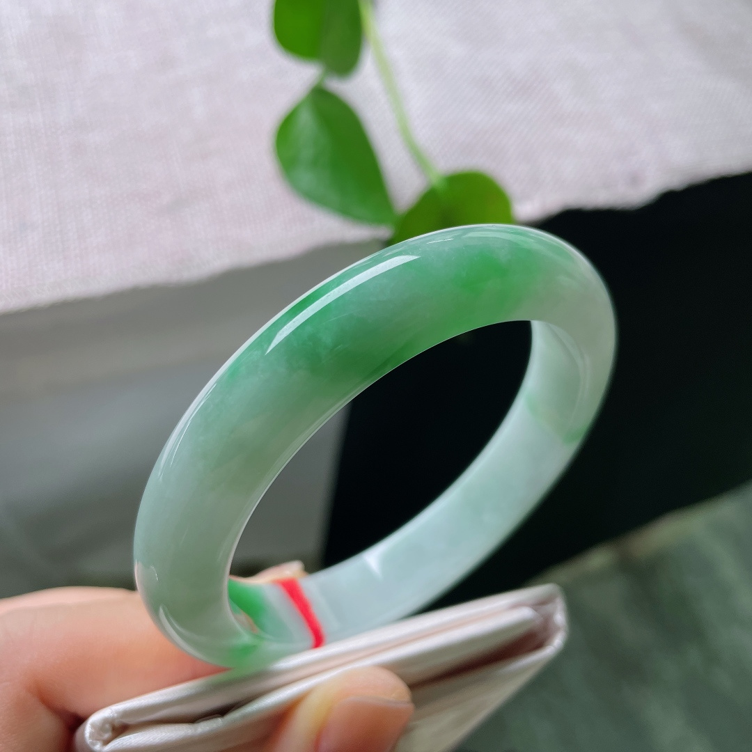 57.3/11.9/8.7飘绿正圈，翠色鲜活，种老，细润，贵气自扬，里圈纹裂，57132