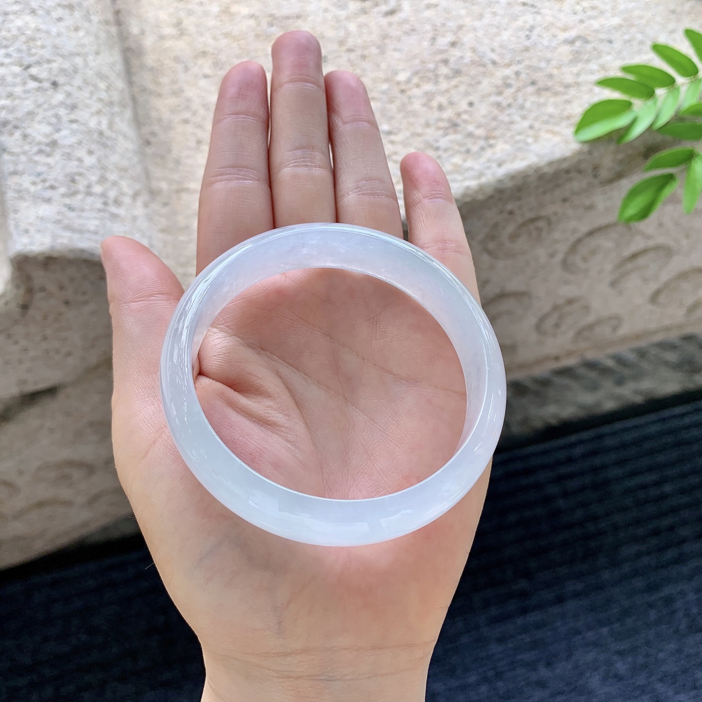 正圈58 59，圈口59.6/14.6/6.6，编码HE080533，冰糯底色，宽版，水润，种老，细腻，无裂。