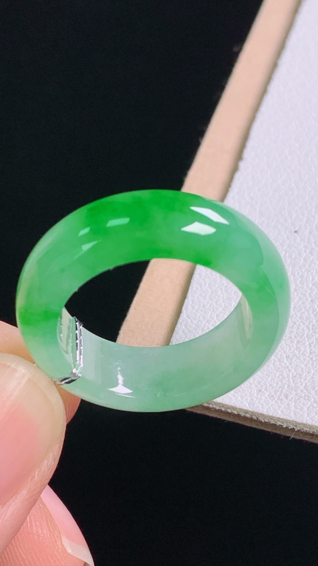 冰绿指环，色泽明艳，底子细腻，无裂，尺寸:圈口13/16.9-6.7-3.6mm