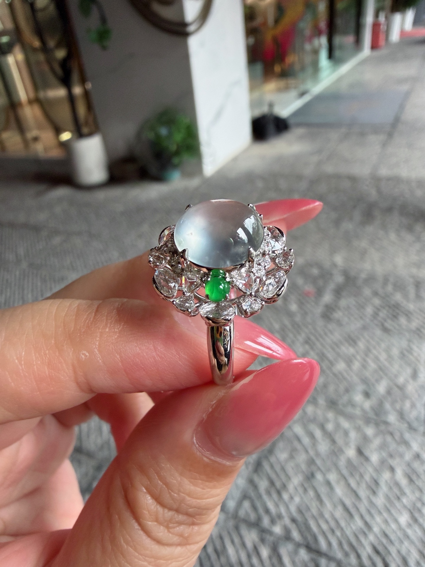 天然翡翠玻璃种蛋面戒指，裸石9.8*9.3*3.3（㎜）15号，编号0806D103，玻璃种，玉质透澈，莹润迷人，起光起胶，18K金镶嵌，无裂