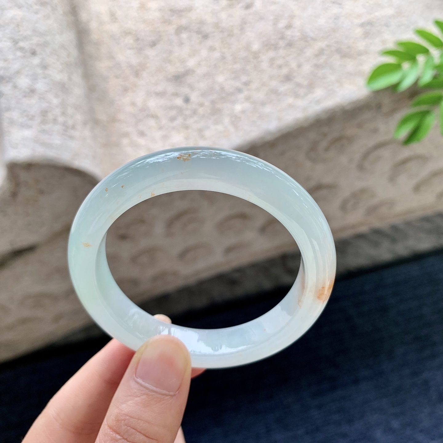 正圈50 51，圈口51.7/10.4/8.5，编码H9080504，描述糯冰飘黄翡，水润，种老，细腻，无裂。