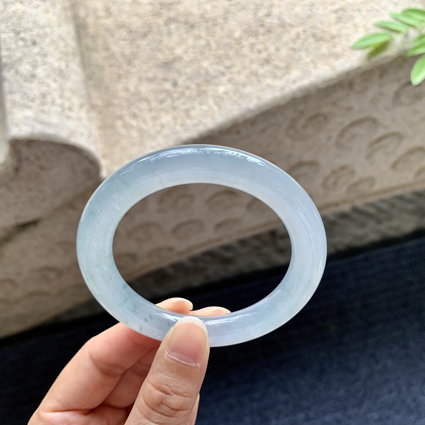 圆条53 54，圈口54/9.8/10，编码A1080431，描述：冰糯淡蓝飘花，水润，种老，细腻，打灯有纹线