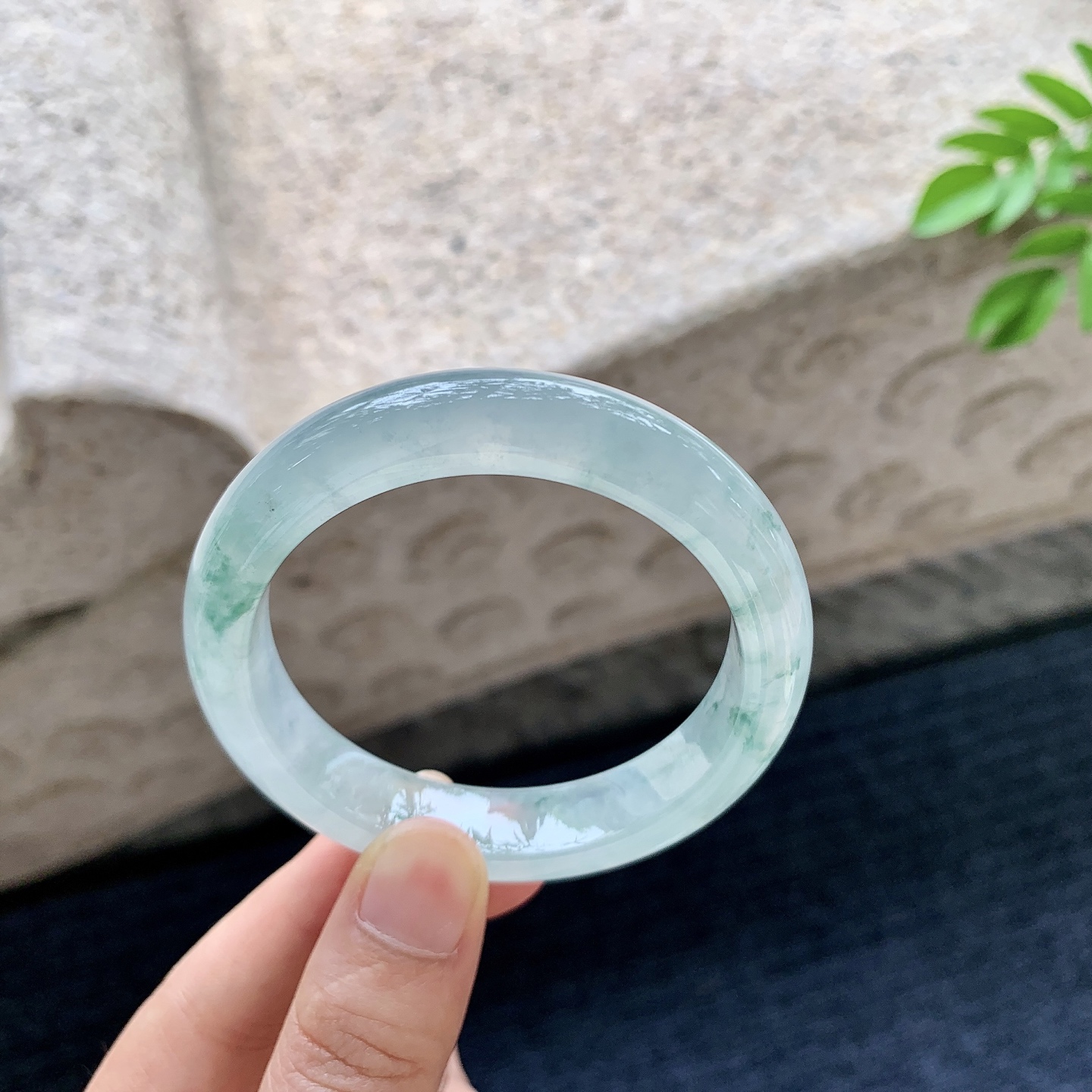 正圈50 51，圈口51.7/12/8，编码G7080535，描述：冰糯飘花，水润，种老，细腻，无裂。