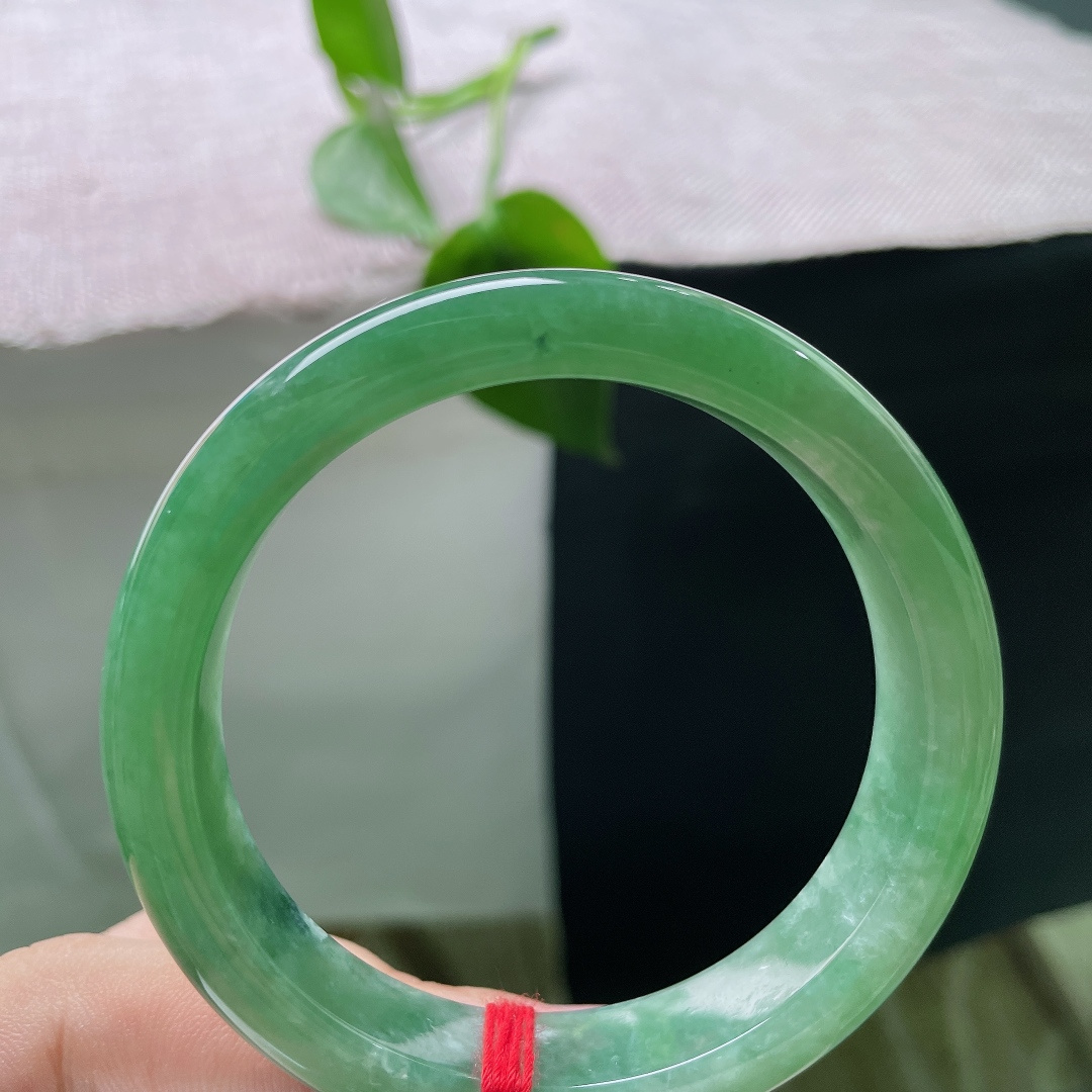 绿底正圈，晶体感，满圈湖水绿糯冰镯，翠色浓郁均匀铺满镯身。ss56356a
