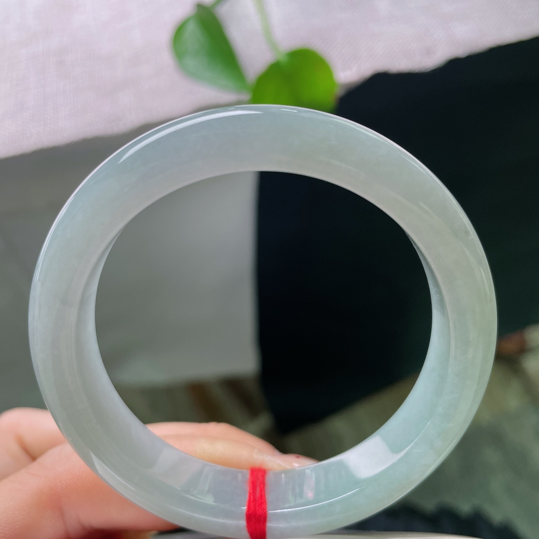 55/11.8/8.0，蓝底正圈，晶体，薄雾青泽萦绕环身，水头通透，质感温润敦厚，不艳不张扬，于腕间尽显从容恬淡。ss56777a