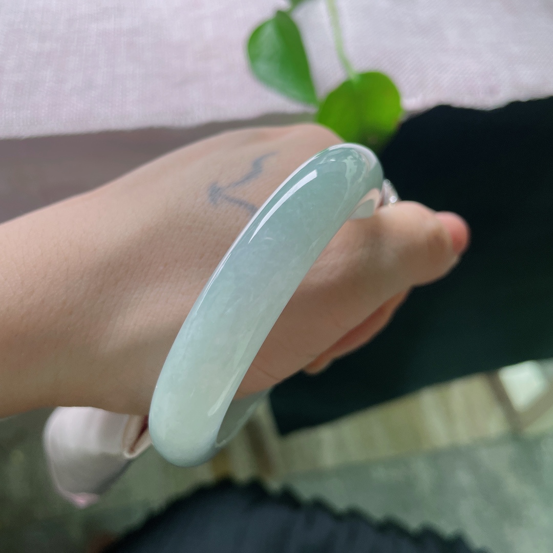 55/11.8/8.0，蓝底正圈，晶体，薄雾青泽萦绕环身，水头通透，质感温润敦厚，不艳不张扬，于腕间尽显从容恬淡。ss56777a