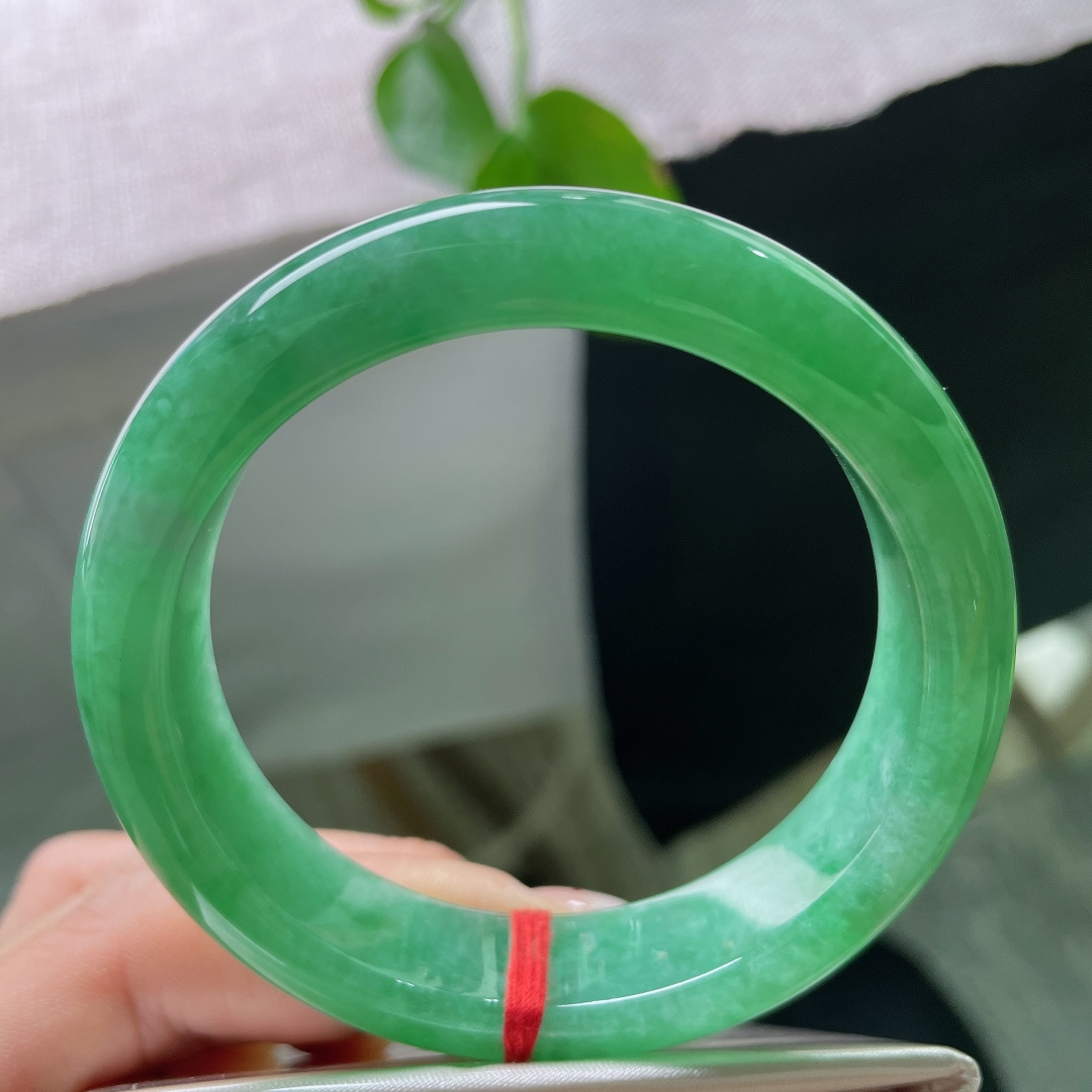 54.6/13.5/8.9，满绿正圈，无裂，通透细腻，鲜活翠色如云絮般环绕镯身，光泽明艳大气，灵气贵