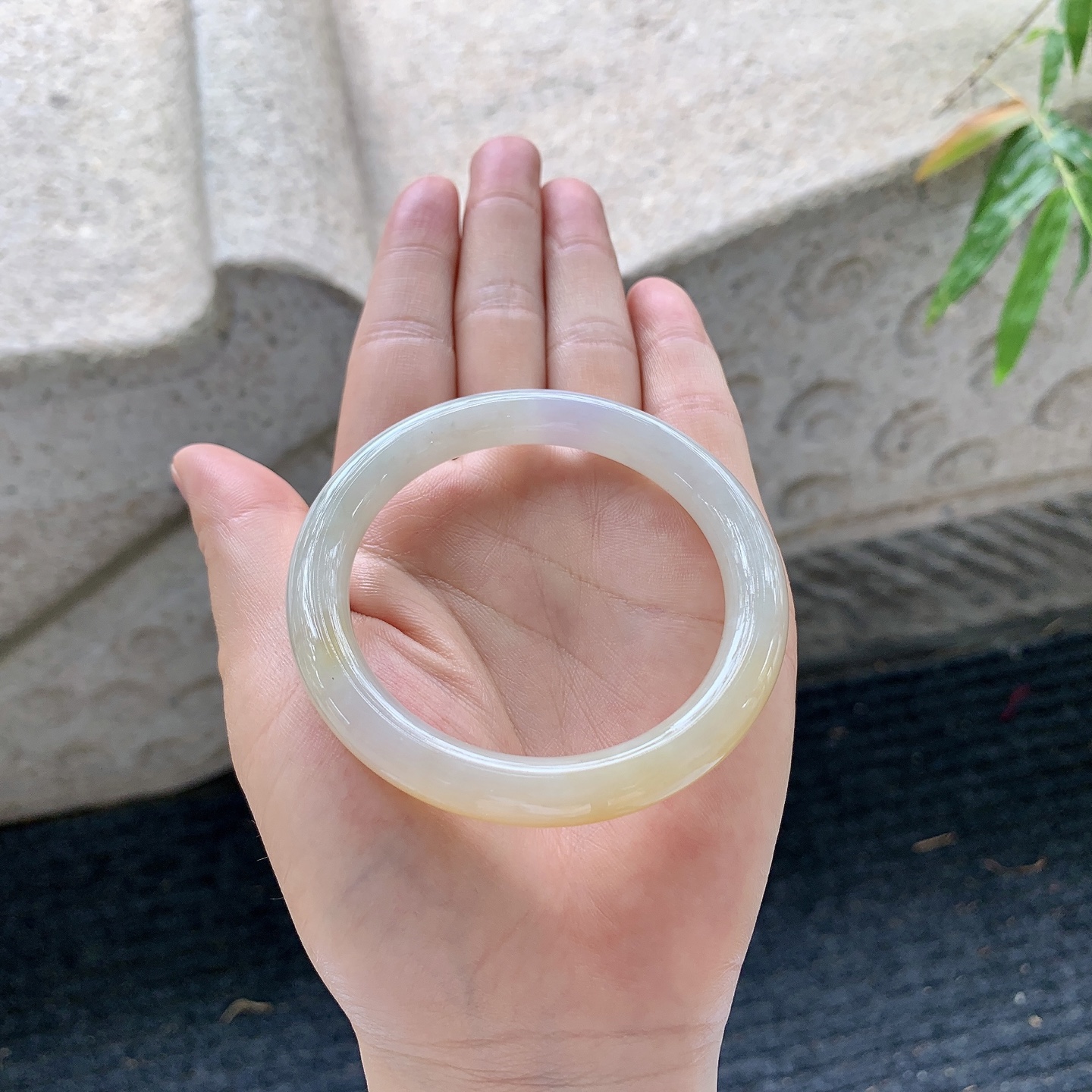 圆条51 52，圈口52.3/8.6/8.5，编码B2052073，描述黄翡，水润，种老，细腻，打灯有棉线