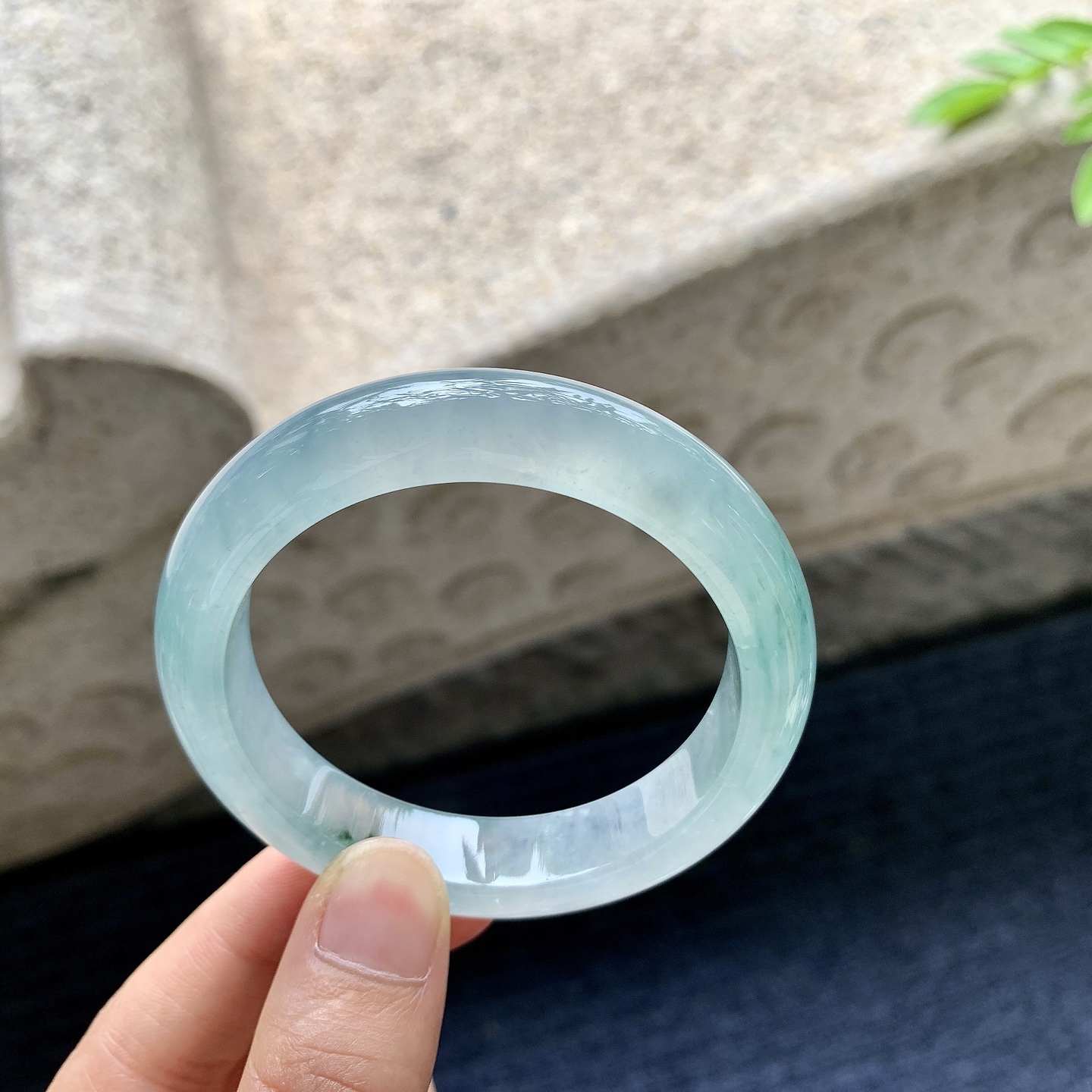 正圈50 51，圈口51.6/11.8/8.1，编码BA080404，冰糯飘绿，水润，种老，细腻，打灯有絮线