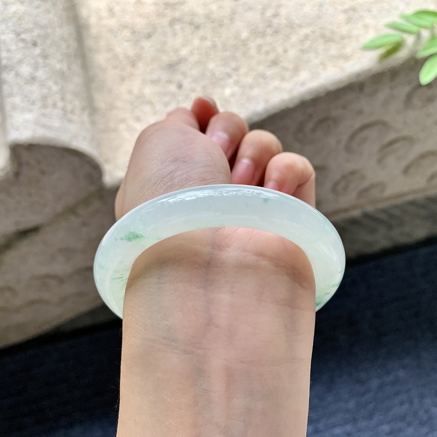 圆条50 51，圈口51.3/10/10，编码BA080402，冰糯飘绿，水润，种老，细腻，打灯有纹线