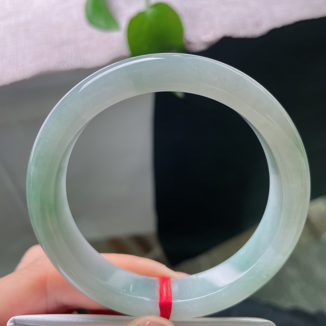 57/12.6/8.8，飘花正圈，内纹，玉质通透温润，似水般清冽，淡淡的飘花晕染镯身，上手沉静素雅，自带如水般安然松弛的氛围感，ss56910a
