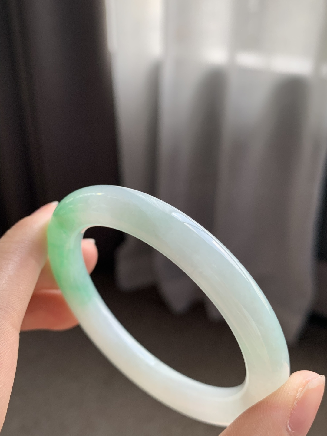 圆条52 53，圈口53.8/9/9，编码GL080572，描述飘阳绿，水润，种老，细腻，有棉线