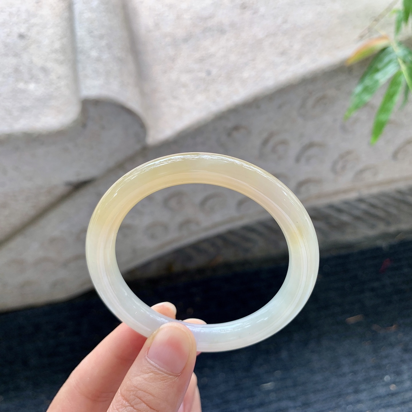 圆条51 52，圈口52.3/8.6/8.5，编码B2052073，描述黄翡，水润，种老，细腻，打灯有棉线