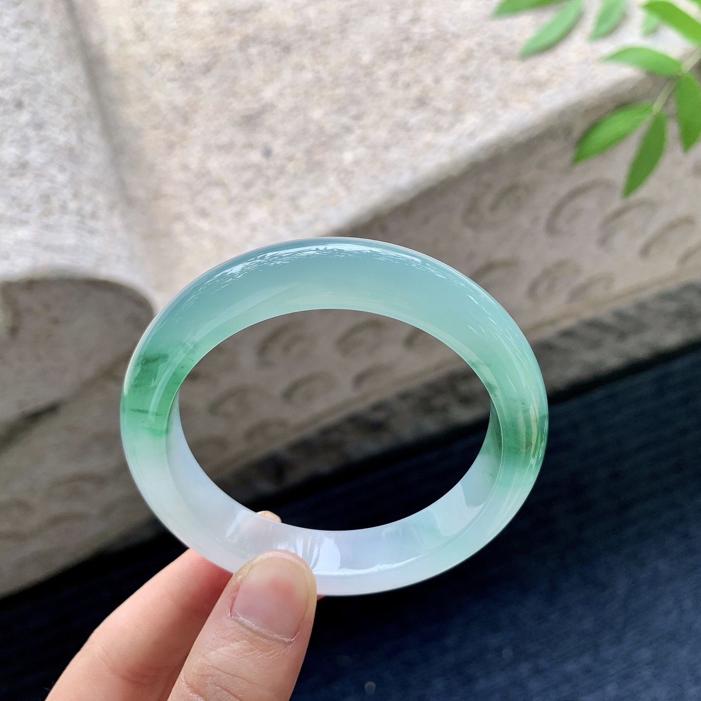 正圈53 54，圈口54.8/12.2/8.6，编码A1072751，描述冰飘绿，清透，水润，种老，细腻，打灯有棉线