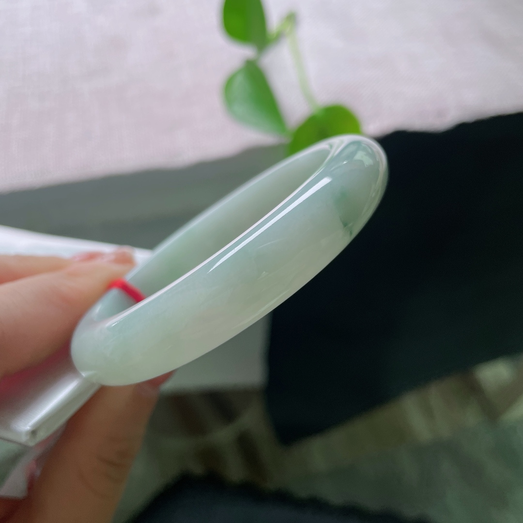绿底正圈，无裂，晴底飘翠翡翠镯，玉质细腻水润，颜色淡雅耐看，日常佩戴百搭不挑人。ss56908a