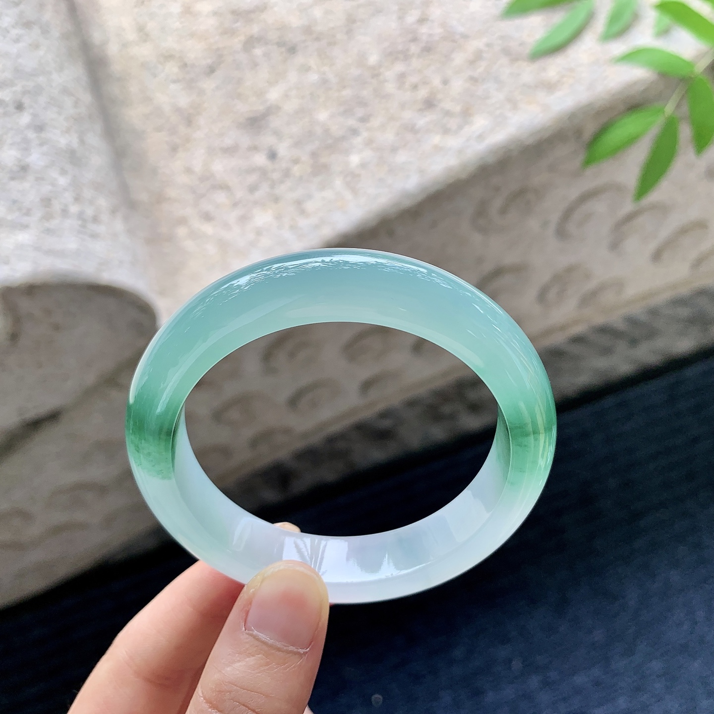 正圈53 54，圈口54.8/12.2/8.6，编码A1072751，描述冰飘绿，清透，水润，种老，细腻，打灯有棉线