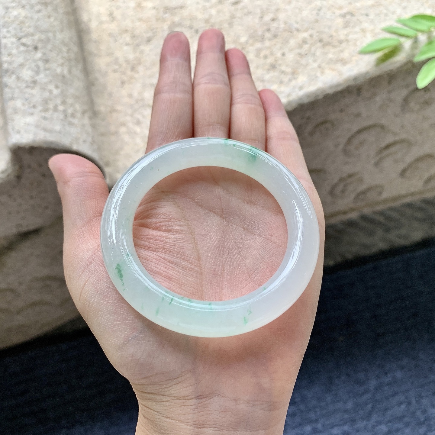 圆条50 51，圈口51.3/10/10，编码BA080402，冰糯飘绿，水润，种老，细腻，打灯有纹线