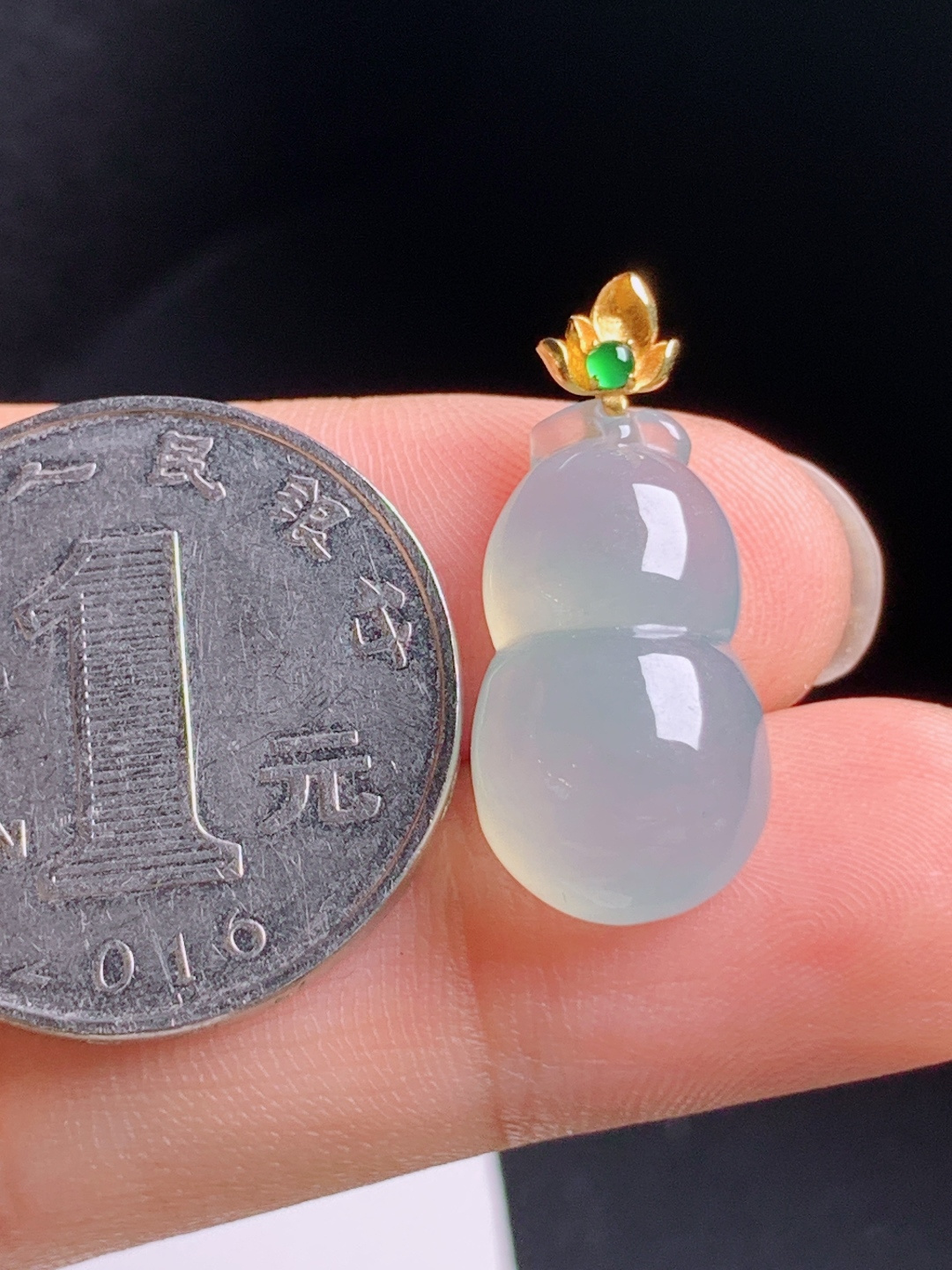 高冰葫芦吊坠，冰润细腻，金扣点缀，福禄绵长