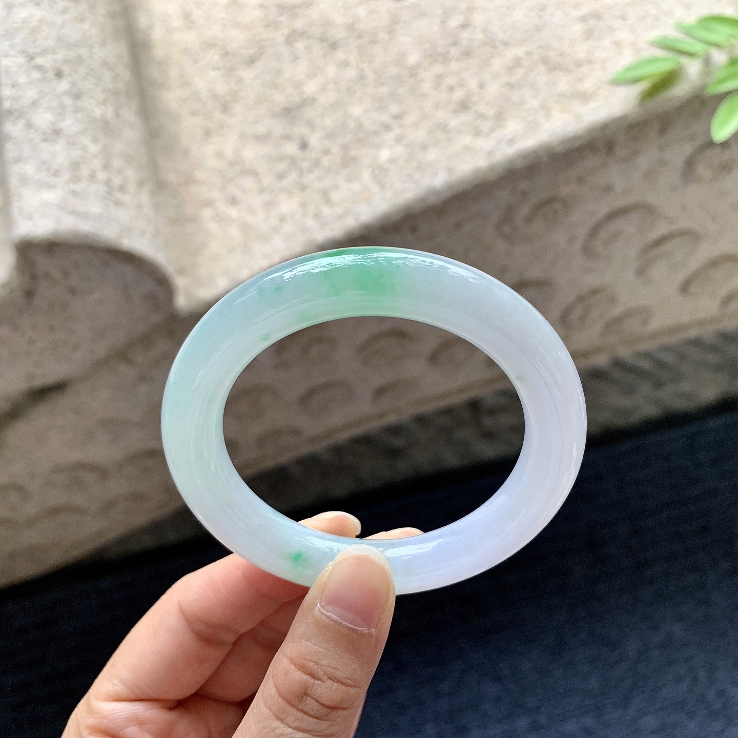 圆条50 51，圈口51.7/10.5/10，编码G7080403，描述冰糯春彩，水润，种老，细腻，无裂。